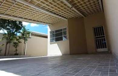 Imagem: A casa possui 3 Dormitórios, 3 Banheiros, 2 Vagas na garagem