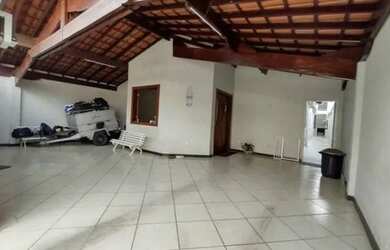 Imagem: A casa possui 3 Dormitórios, 2 Banheiros, 2 Vagas na garagem