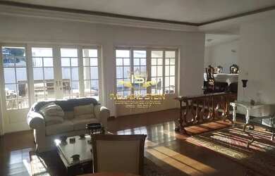 Imagem: A casa possui 4 Dormitórios, 5 Banheiros, 4 Vagas na garagem