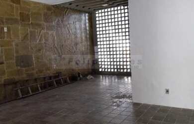 Imagem: A casa possui 4 Dormitórios, 1 Banheiro, 2 Vagas na garagem