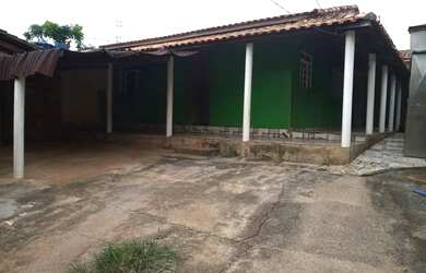 Imagem: A casa possui 2 Dormitórios, 1 Banheiro, 2 Vagas na garagem