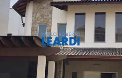 Imagem: A casa em condomínio possui 4 Dormitórios, 4 Banheiros, 3