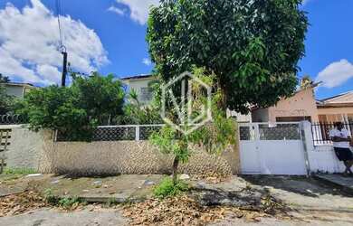 Imagem: A casa possui 4 Dormitórios, 2 Banheiros, 4 Vagas na garagem