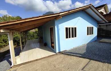 Imagem: A casa possui 3 Dormitórios, 1 Banheiro, 2 Vagas na garagem