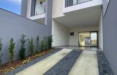 Imagem: A casa possui 2 Dormitórios, 2 Banheiros, 2 Vagas na garagem