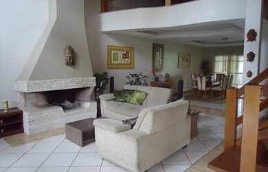 Imagem: A casa possui 3 Dormitórios, 2 Banheiros, 1 Vaga na garagem