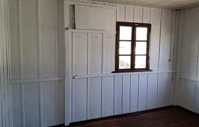 Imagem: A casa possui 3 Dormitórios, 1 Banheiro, 1 Vaga na garagem