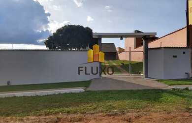 Imagem: A casa possui 3 Dormitórios, 2 Banheiros, 204m² de Área e