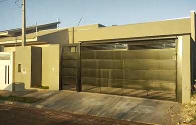 Imagem: A casa possui 3 Dormitórios, 2 Banheiros, 2 Vagas na garagem