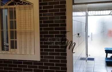 Imagem: A casa possui 2 Dormitórios, 1 Banheiro, 2 Vagas na garagem