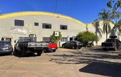 Imagem: O depósito possui 5 Vagas na garagem e 2200m² de Área e está