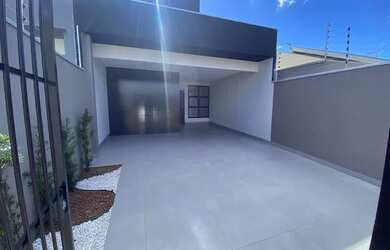 Imagem: A casa possui 3 Dormitórios, 2 Banheiros, 2 Vagas na garagem