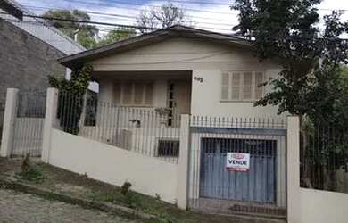 Imagem: A casa possui 3 Dormitórios, 1 Banheiro, 3 Vagas na garagem