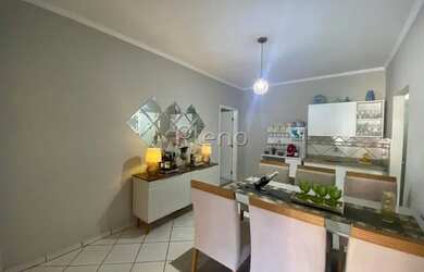 Imagem: A casa possui 2 Dormitórios, 1 Banheiro, 2 Vagas na garagem