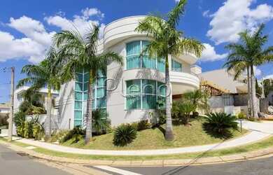 Imagem: A casa em condomínio possui 4 Dormitórios, 2 Banheiros, 526m²