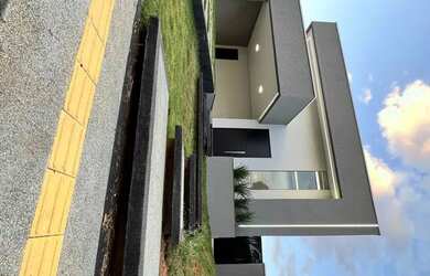 Imagem: A casa possui 3 Dormitórios, 4 Banheiros, 5 Vagas na garagem