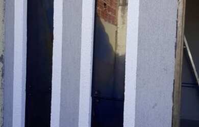 Imagem: A casa possui 2 Dormitórios, 1 Banheiro, 2 Vagas na garagem