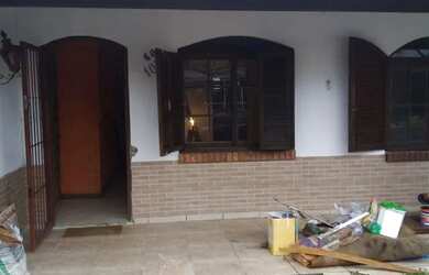 Imagem: A casa possui 3 Dormitórios, 2 Banheiros, 3 Vagas na garagem