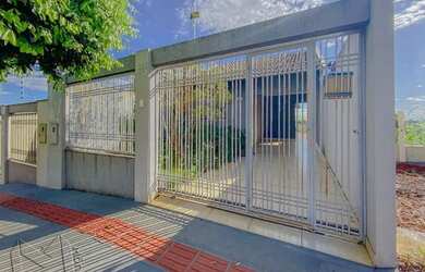 Imagem: A casa possui 2 Dormitórios, 1 Banheiro, 2 Vagas na garagem