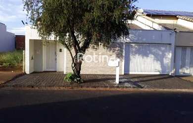 Imagem: A casa possui 3 Dormitórios, 4 Banheiros, 3 Vagas na garagem