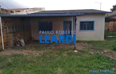 Imagem: A casa possui 2 Dormitórios, 1 Banheiro, 2 Vagas na garagem