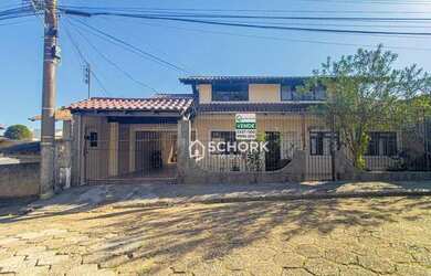 Imagem: A casa possui 4 Dormitórios, 1 Banheiro, 3 Vagas na garagem