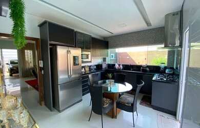 Imagem: A casa possui 3 Dormitórios, 4 Banheiros, 3 Vagas na garagem