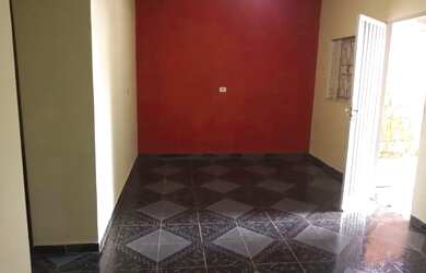 Imagem: A casa possui 3 Dormitórios, 2 Banheiros, 2 Vagas na garagem