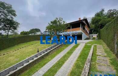 Imagem: A casa possui 4 Dormitórios, 5 Banheiros, 5 Vagas na garagem