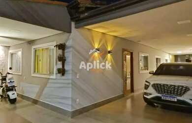 Imagem: A casa possui 4 Dormitórios, 2 Banheiros, 4 Vagas na garagem