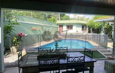 Imagem: A casa possui 3 Dormitórios, 5 Banheiros, 3 Vagas na garagem