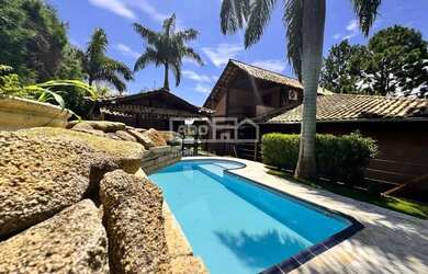 Imagem: A casa em condomínio possui 4 Dormitórios, 4 Banheiros, 5