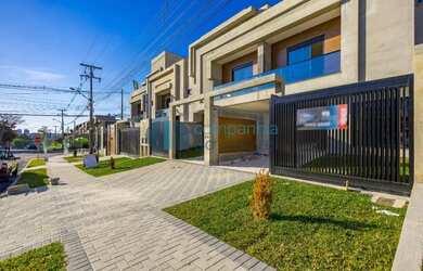 Imagem: A casa possui 3 Dormitórios, 3 Banheiros, 2 Vagas na garagem