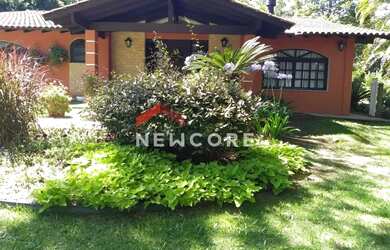 Imagem: A casa possui 3 Dormitórios, 2 Banheiros, 2 Vagas na garagem