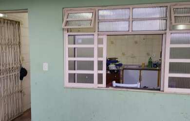 Imagem: A casa possui 3 Dormitórios, 2 Banheiros e 1 Vaga na garagem