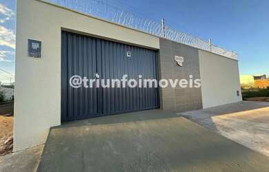 Imagem: A casa possui 3 Dormitórios, 2 Banheiros, 2 Vagas na garagem