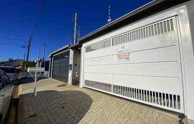 Imagem: A casa possui 3 Dormitórios, 2 Banheiros, 2 Vagas na garagem