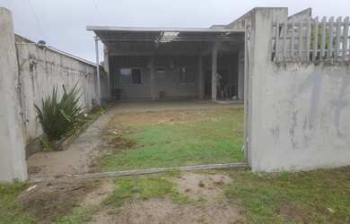 Imagem: A casa possui 3 Dormitórios, Acomodam 14 pessoas, 5 Vagas na