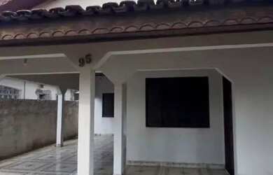 Imagem: A casa possui 3 Dormitórios, 2 Banheiros, 3 Vagas na garagem