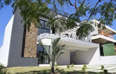 Imagem: A casa em condomínio possui 4 Dormitórios, 5 Banheiros, 4