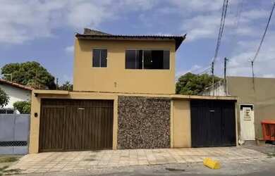 Imagem: A casa possui 5 Dormitórios, 4 Banheiros, 2 Vagas na garagem