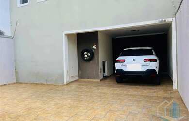 Imagem: A casa possui 3 Dormitórios, 2 Banheiros, 2 Vagas na garagem