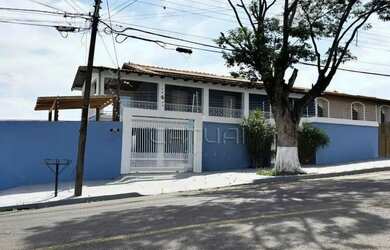 Imagem: A casa possui 5 Dormitórios, 4 Banheiros, 5 Vagas na garagem