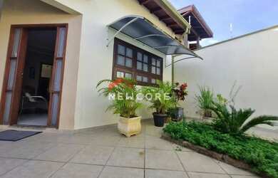 Imagem: A casa possui 3 Dormitórios, 3 Banheiros, 4 Vagas na garagem