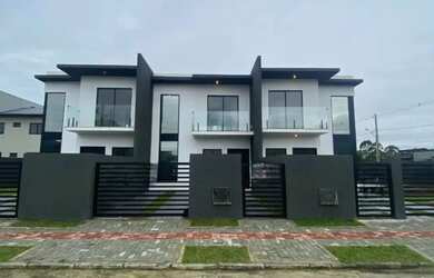 Imagem: A casa possui 3 Dormitórios, 2 Banheiros, 1 Vaga na garagem