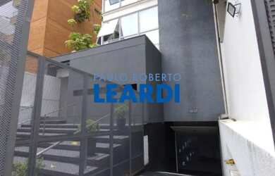 Imagem: O depósito possui 5 Vagas na garagem e 1420m² de Área e está