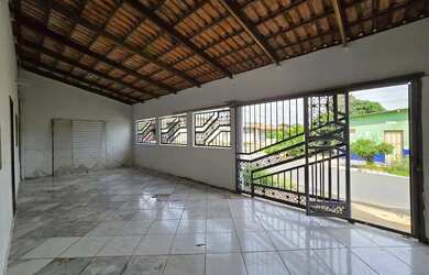 Imagem: A casa possui 3 Dormitórios, 1 Banheiro, 2 Vagas na garagem