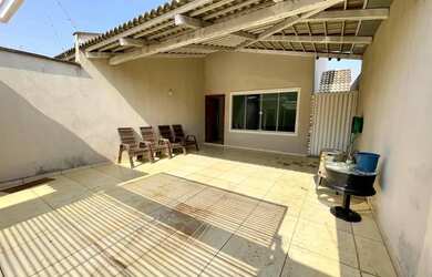 Imagem: A casa possui 3 Dormitórios, 2 Banheiros, 2 Vagas na garagem