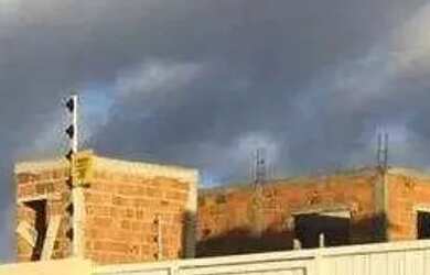 Imagem: A casa possui 2 Dormitórios, 2 Banheiros, 2 Vagas na garagem