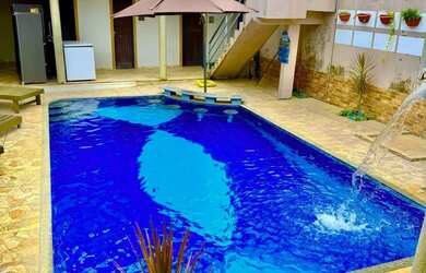 Imagem: A casa possui 5 Dormitórios, Acomodam 20 pessoas, 4 Vagas na